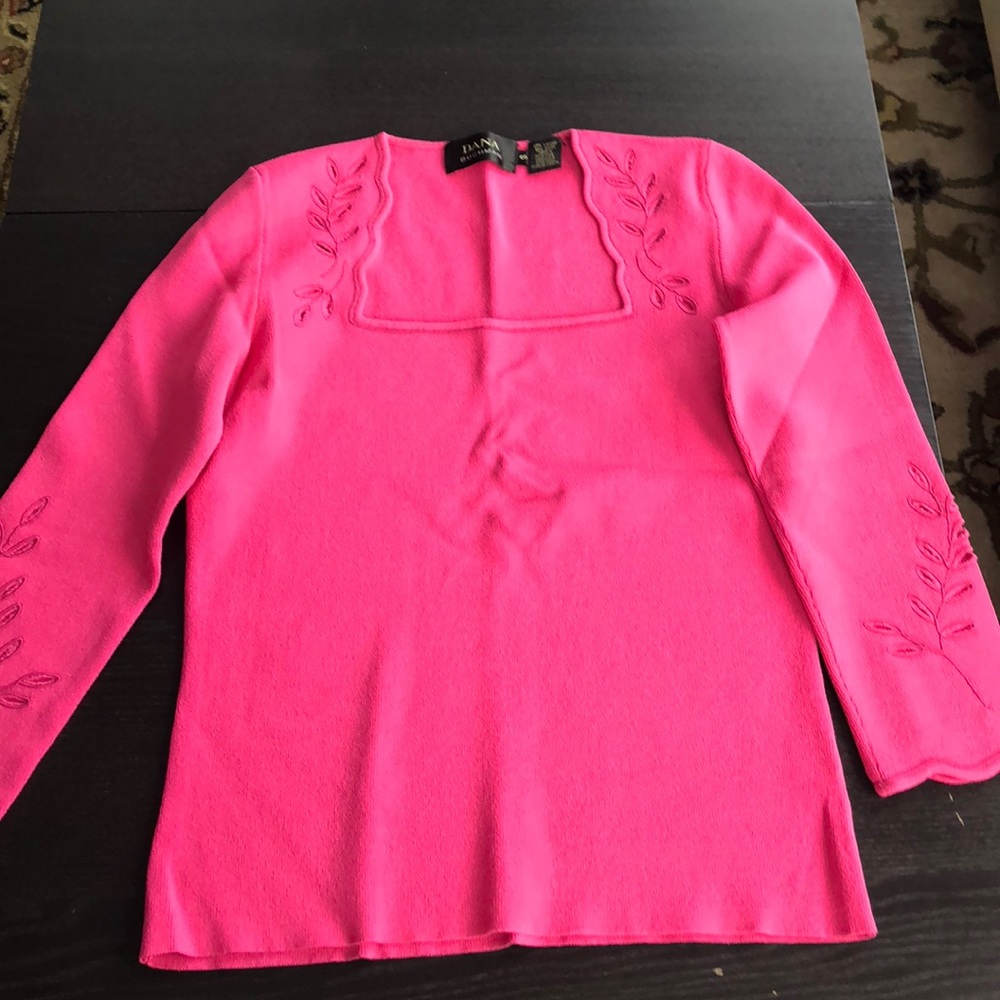 Three-quarter sweater square neck cut out detail